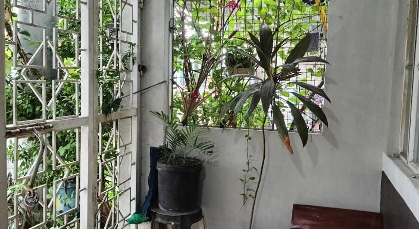 Air-conditioned Room in a 2-Storey House w/Parking Apartment in Santa Rosa
