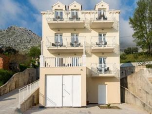 Villa Samba- Premium One-Bedroom Apartment with Balcony and Sea View Apartment in Plat