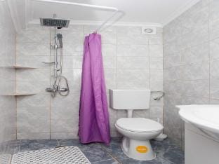Apartments Djurkovic - One-Bedroom Apartment with Shared Terrace and Sea View Apartment in Mlini