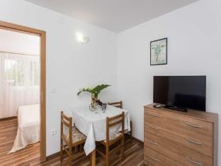 Apartments Djurkovic - One-Bedroom Apartment with Shared Terrace and Sea View Apartment in Mlini