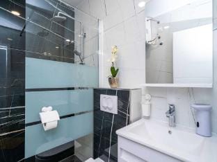 Apartment  Rooms Papa - Premium Double or Twin Room with Balcony and Partial Sea View Soba 2 Apartment in Srebreno