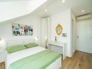 Apartment  Rooms Papa - Premium Double or Twin Room with Balcony and Partial Sea View Soba 2 Apartment in Srebreno