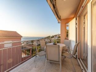 Apartments Palma - Two Bedroom Apartment with Balcony and Sea View   Veliki Apartment in Split-Dalmatia County
