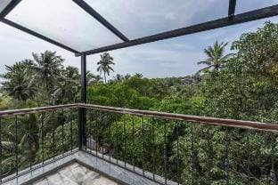 Lush 2BHK Apartment Casa de Coco by Earthyrooms Vacation rental in Goa, India