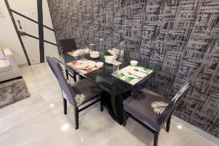 Gracious Living Apartment - Mumbai Airport Apartment in Mumbai