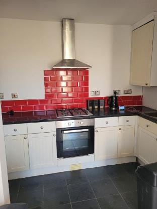 Private maisonette by Anfield, central location. Apartment in Liverpool