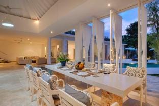 Luxury Holiday Villa  3 BR Private Pool Villa in North Kuta