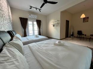 Karpal Singh Drive|Seaside|Georgetown|4R3B3P|15pax Vacation rental in George Town