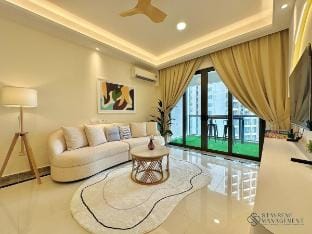 R&F Phase2•Luxurious 3Bedroom/8Pax/7Min Walk CIQ Vacation rental in Johor Bahru
