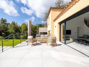 Modern Villa with Heated Pool and Garden Villa in Mougins