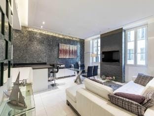 Large renovated studio - rue Hoche - Cannes center Apartment in Cannes
