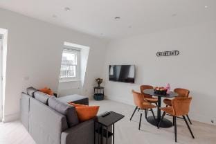 Soul in the City - Fitzrovia - By frankie Says Apartment in London Borough of Islington