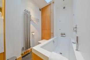 Central Modern 2 Bedroom - Free Parking Apartment in St Albans