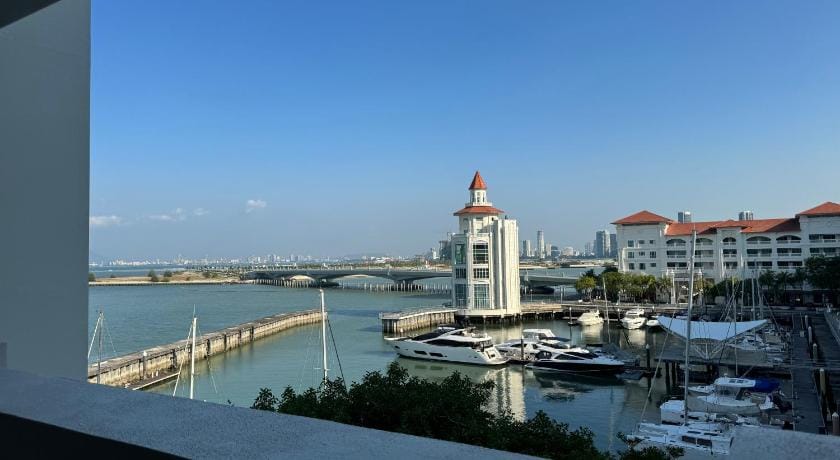 6pax Waterfront Straits Quay w/Carpark & Bathub Apartment in Penang