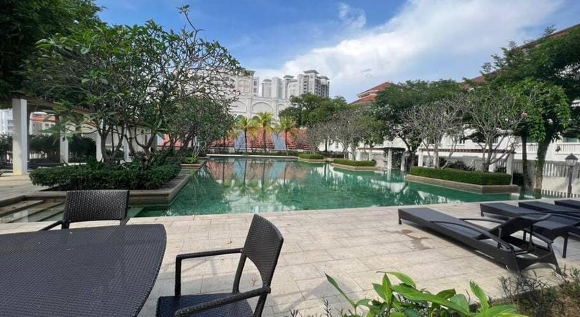 6pax Waterfront Straits Quay w/Carpark & Bathub Apartment in Penang