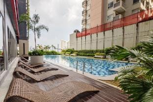 Makati Condo Unit with Balcony-Red Residences Apartment in Pasay