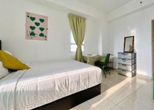 Sun-Kissed, Breezy Studio with a Green Glow Apartment in Jakarta
