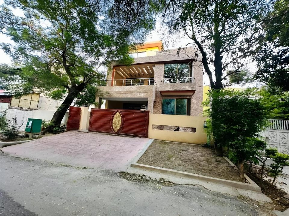 Holidazzle Lodge Hotel in Islamabad