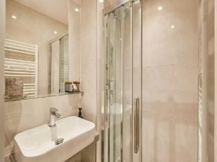 Classy Apartment - Eiffel Tower Apartment in Paris