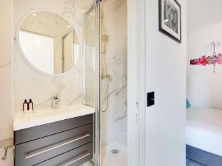 Modern apartment with balcony - 2BR6P- Roquette Apartment in Paris