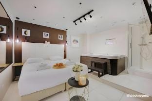 Intimate Flat w AC  Jacuzzi - 2BR6P Montmartre Apartment in Paris
