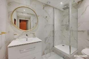 Intimate Flat w AC  Jacuzzi - 2BR6P Montmartre Apartment in Paris