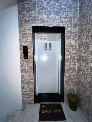 Opera House | 4 Suite Bedrooms with AC, TV, Wifi Apartment in Gujarat