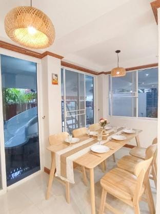 Jomtien Beach Pool Villa - Villa by the Sea, Jomtien Beach Villa in Pattaya City