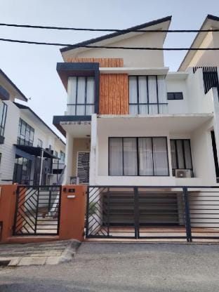 Ipoh Botani nadya residence3storey 5br 19 pax Vacation rental in Ipoh