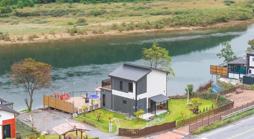 Danyang greennarae dokche poolvilla Pens Bed and Breakfast in South Korea