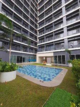 Red Residences Central makati, pay parking, airbnb Apartment in Pasay
