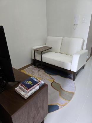 Red Residences Central makati, pay parking, airbnb Apartment in Pasay