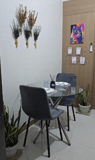 Red Residences Central makati, pay parking, airbnb Apartment in Pasay
