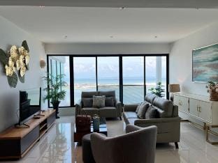 【SEAVIEW】Premium Duplex •Seafront •Town-Gurney 12B Apartment in George Town