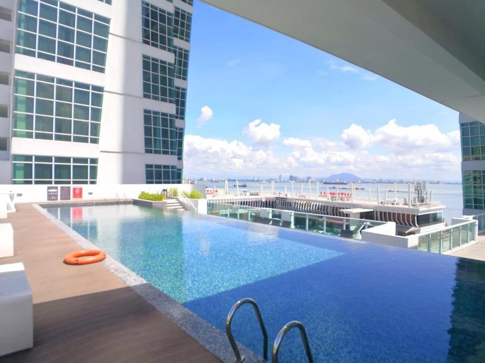 【SEAVIEW】SeaFront Duplex •Town •WiFi-Kitchen 66 Apartment in George Town