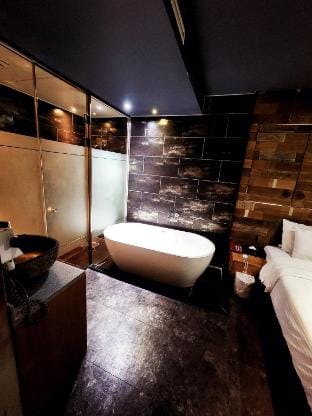 Matrix room near Gimpo airport 201. 5min to metro Apartment in Seoul