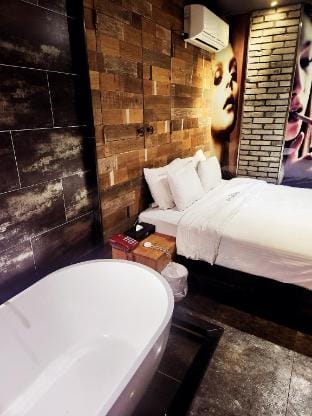 Matrix room near Gimpo airport 201. 5min to metro Apartment in Seoul