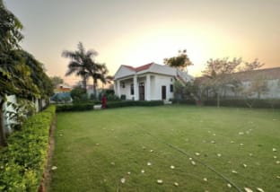 Serene Farmhouse Escape in Agra Villa in Agra