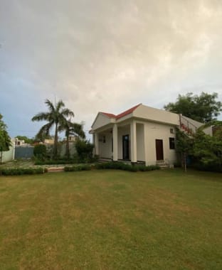 Serene Farmhouse Escape in Agra Villa in Agra