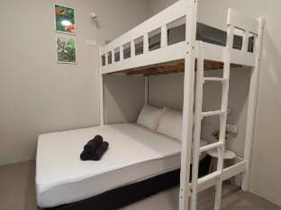 【Heritage House】2BR •DipPool •Town-StreetArt 45 Vacation rental in George Town
