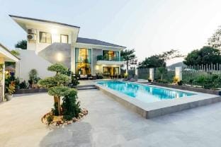 5-Star Prime Villa with 5 Bedrooms & Private Pool Villa in Hua Hin District