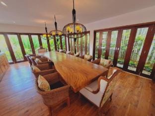 Villa Naty, Luxury 6 Bedrooms Near Canggu Villa in North Kuta