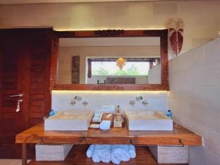 Villa Naty, Luxury 6 Bedrooms Near Canggu Villa in North Kuta