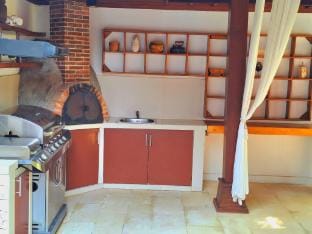 Villa Naty, Luxury 6 Bedrooms Near Canggu Villa in North Kuta