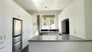 Two Bedroom Apartment: Modern Luxury meets History Apartment in Wellington