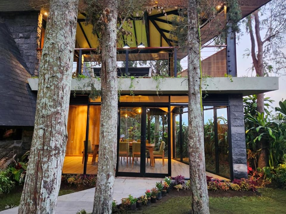 Villa 4-BR Klub Bunga No. 4 Batu Malang Villa in Batu