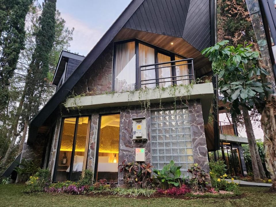 Villa 4-BR Klub Bunga No. 4 Batu Malang Villa in Batu