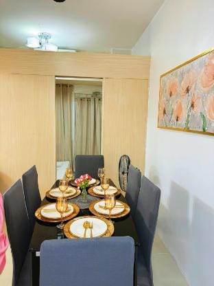 GM Staycation - 2 BR, Parking, Gym, Pool, Condo Apartment in Quezon City