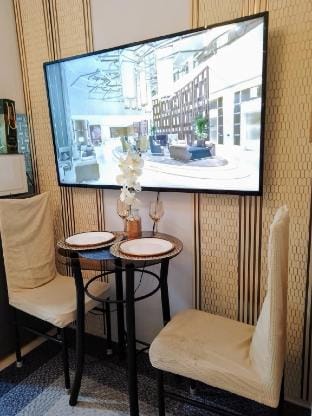 GM Staycation - 1 BR, Parking, Gym, Pool, Condo Apartment in Quezon City
