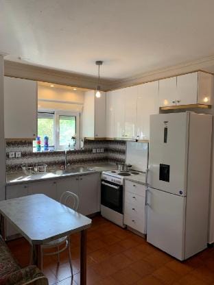 Alex house, first floor,near the port, 150mbps Apartment in East Attica Regional Unit, Greece
